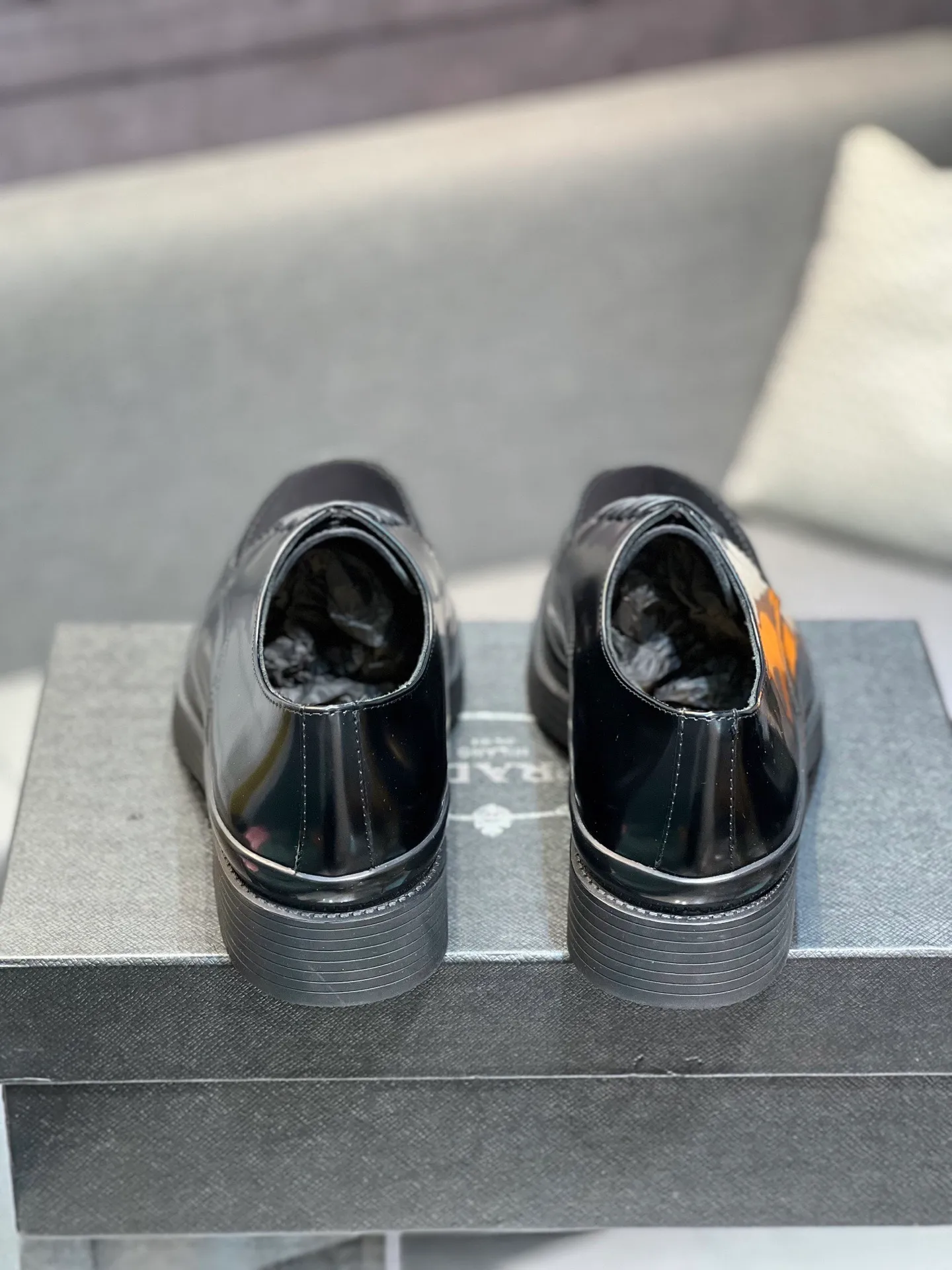 Men's clothing and shoes 💰860 Prada/Prada's new glossy leather loafers are made of open-edge beaded uppers imported from Italy, slip-on loafers style, large piece splicing design, durable and non-deforming, heavy-duty construction, exquisite mark stitching, same material ribbon decoration, blending classic and modern styles, lining with dyed calfskin, standard PRADA logo cowhide feet, original ultra-light matte texture and embossed leather outsole, light and not tired, excellent shock absorption effect, full foot comfort! Size: 39-44 (customized at 38.45)